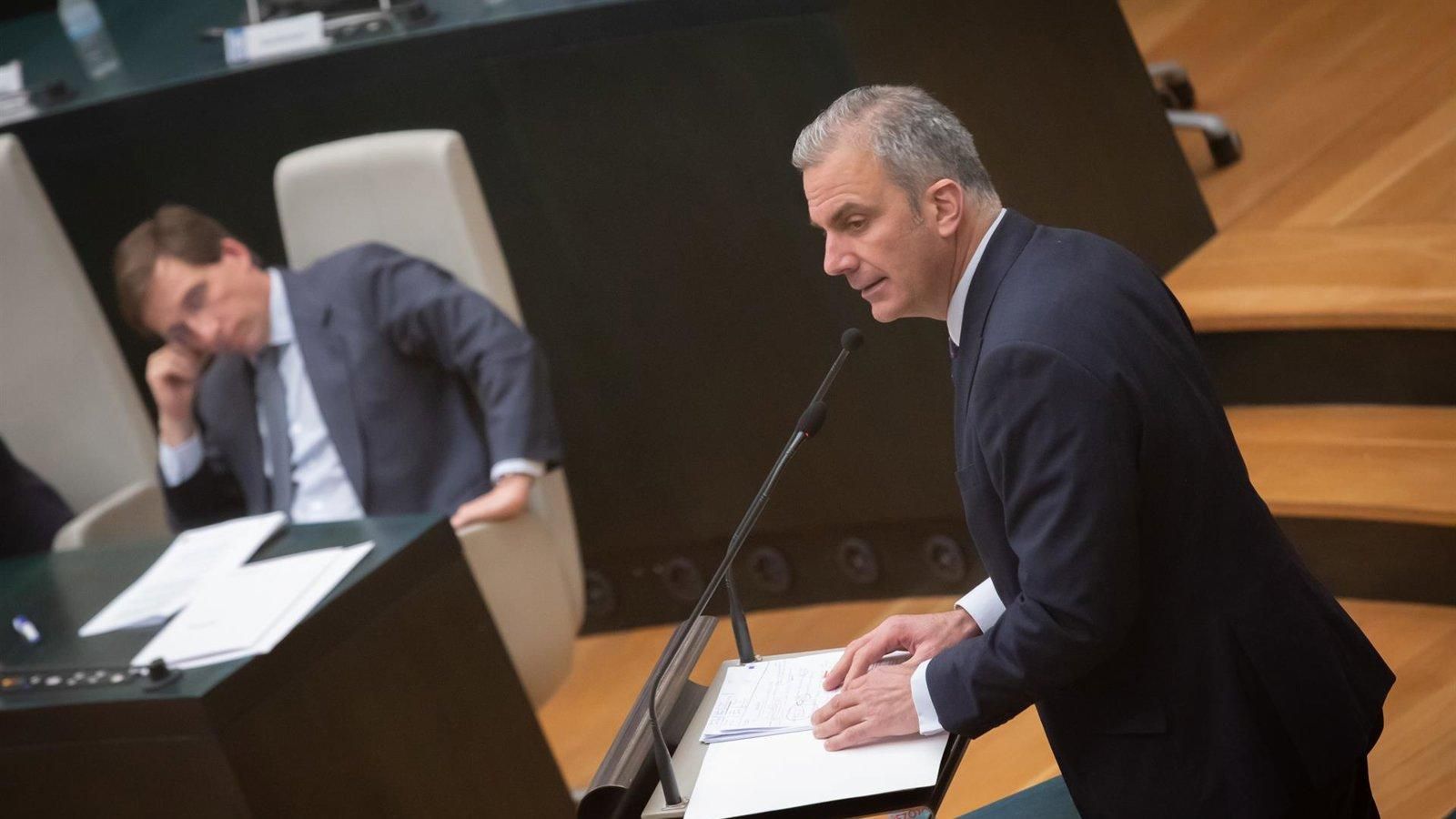 Almeida asegura que el Ayuntamiento tiene previstos “todos los escenarios” ante la crisis interna de Vox