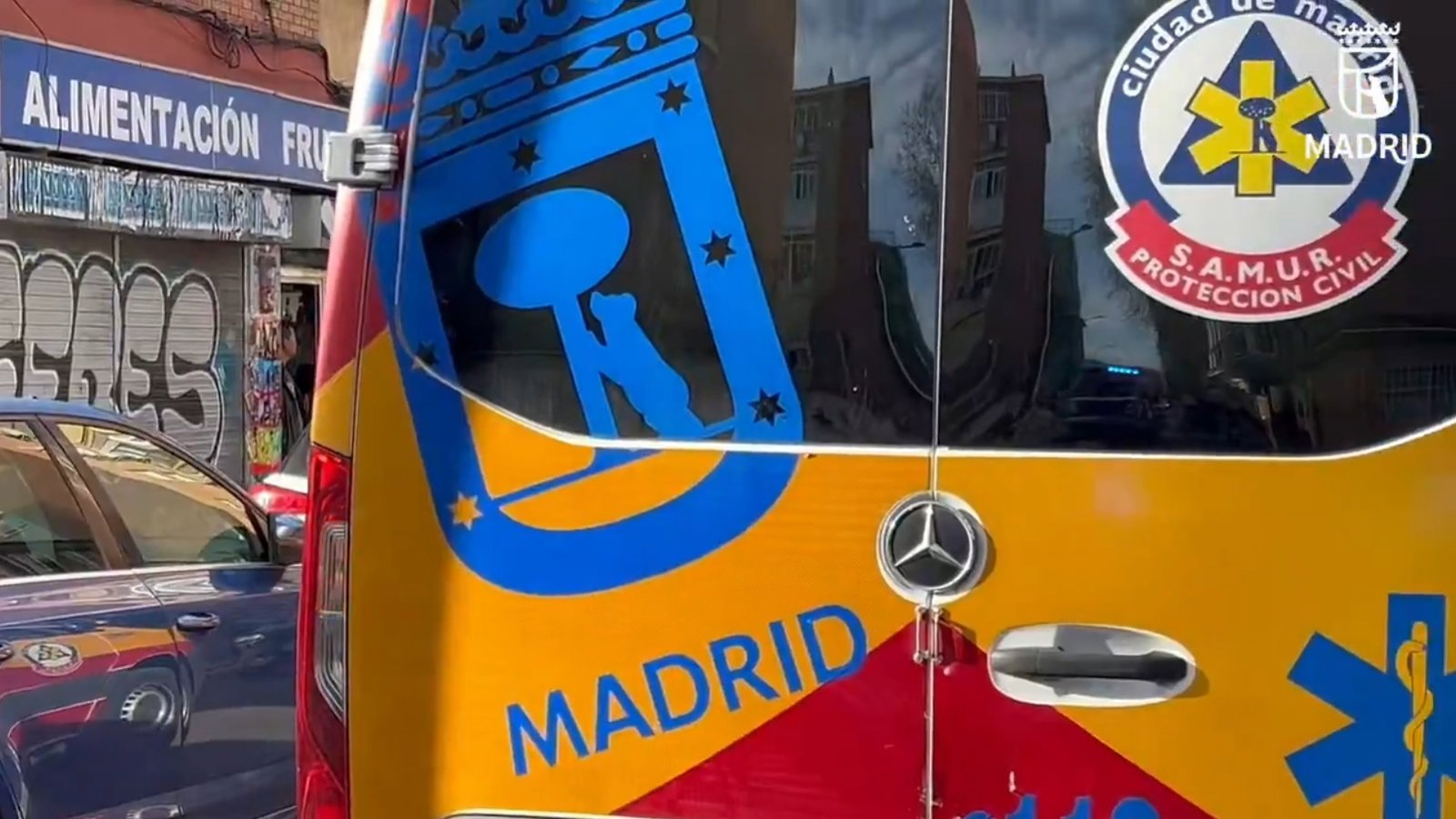 Motorista de 46 años, herido grave tras chocar con un turismo en la calle San Jaime, Villa de Vallecas