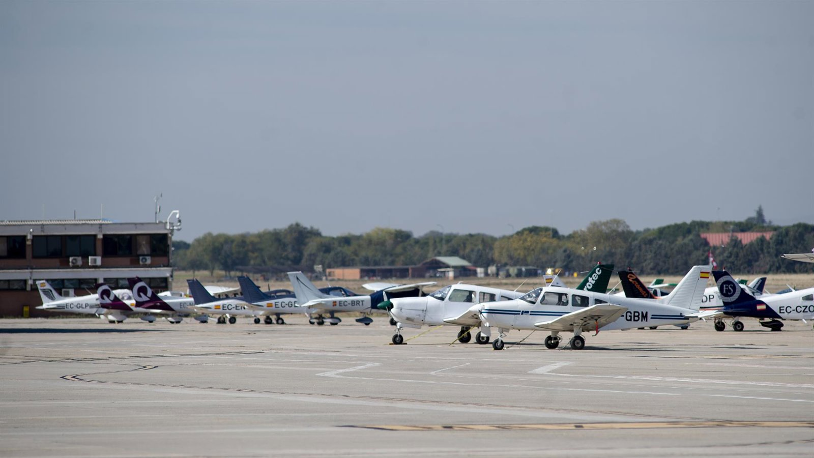 Avioneta vuela sobre campo en Alcorcón, vuelca tras aterrizaje forzoso y deja dos heridos leves